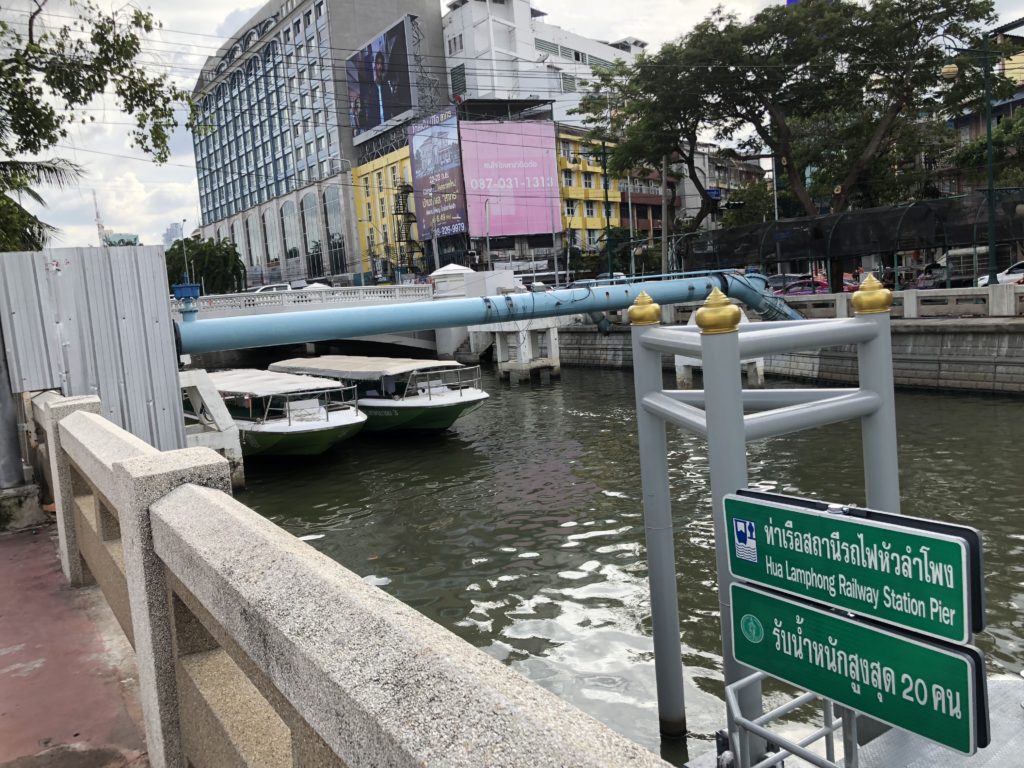 ミズオオトカゲ タイ名物 国鉄ファランポーン駅裏の運河で遭遇 アジアの歩き方