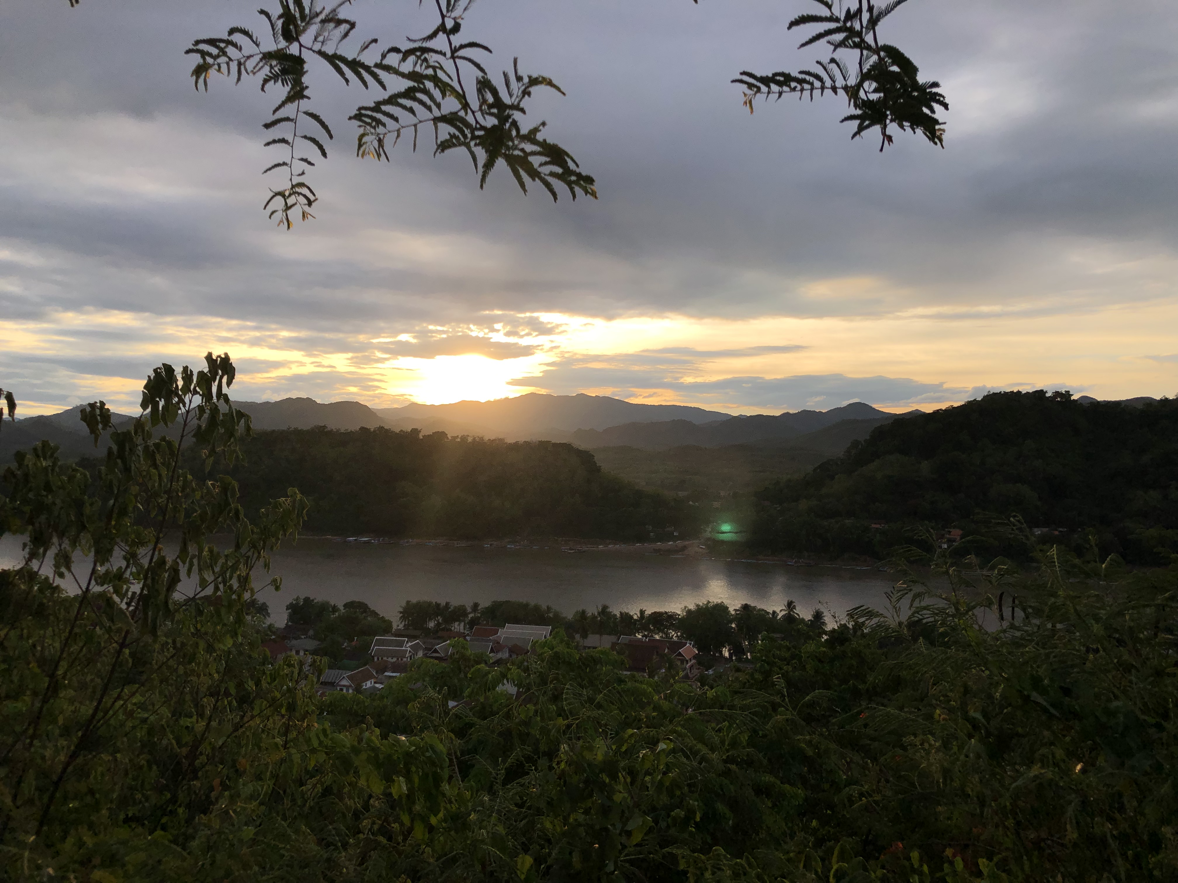 プーシーの丘 世界遺産ルアンパバーンの街を一望!! 美しい夕日は18時頃