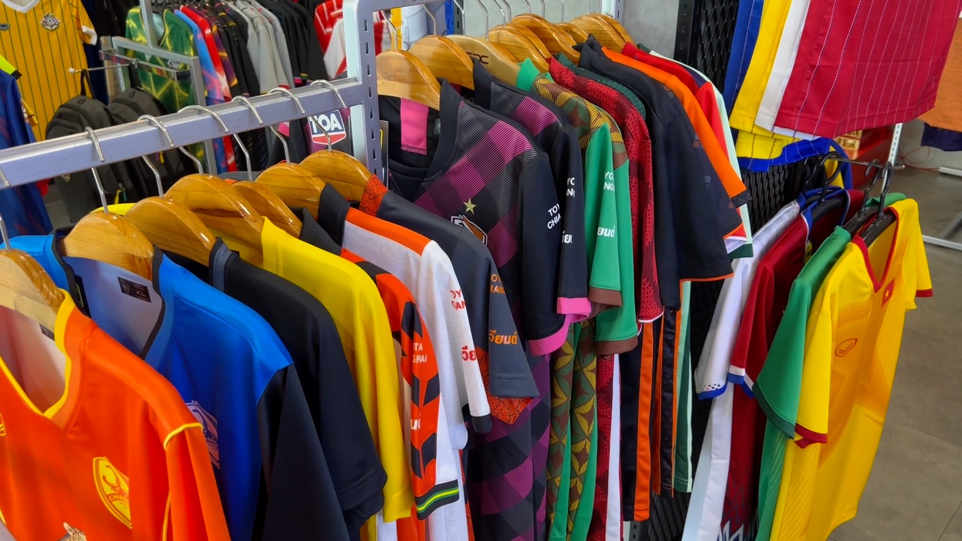 CHULA 10 専門店が密集!? サッカータイリーグの公式ユニフォームが熱い