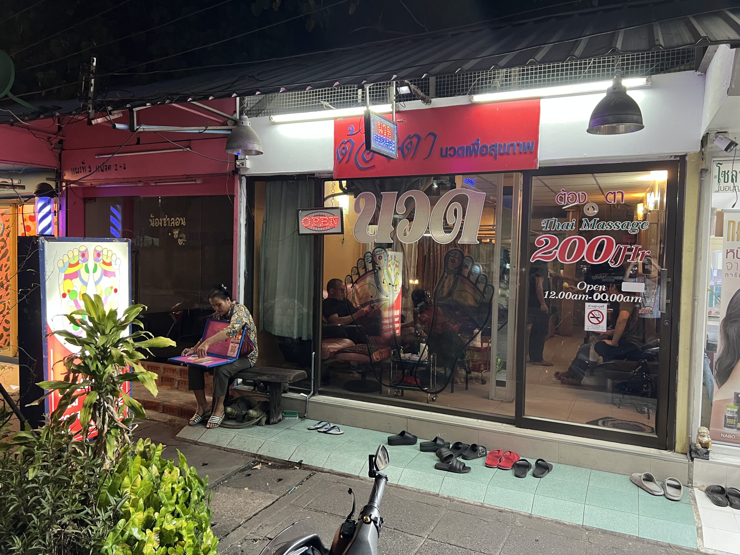 TONGTA 1時間200バーツ!! バンコクの下町で人気のタイマッサージ店!! アジアの歩き方